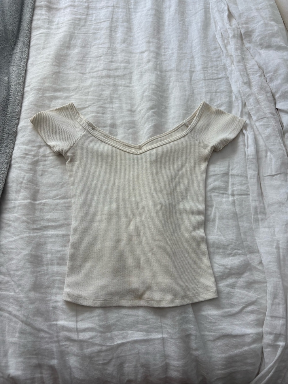 Abercrombie & Fitch Off-Shoulder Ribbed Crop Top in Cream